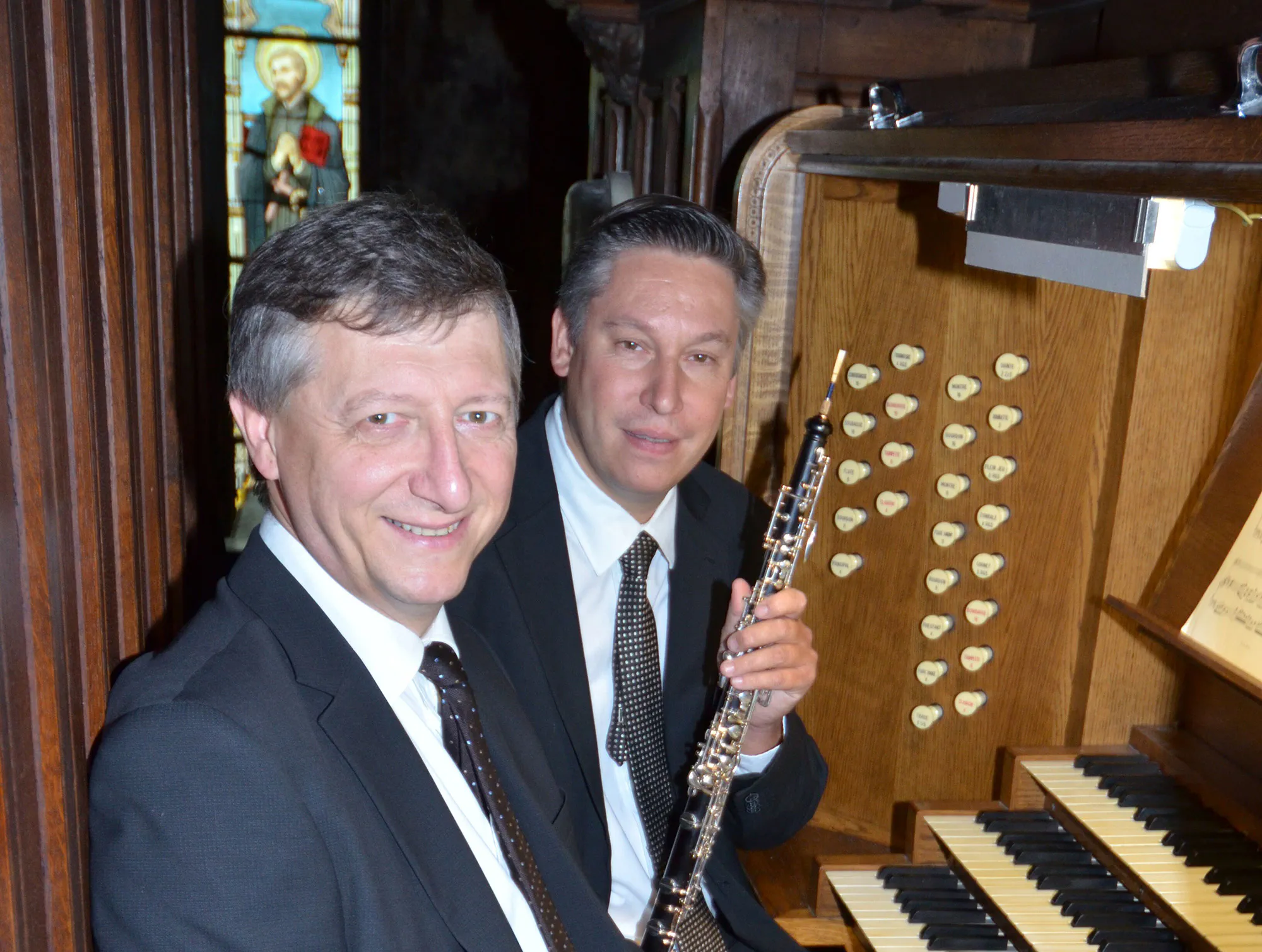 Jean-Philippe Mathieu et Dominique Breda posent en tenu de concert à la console de l'orgue