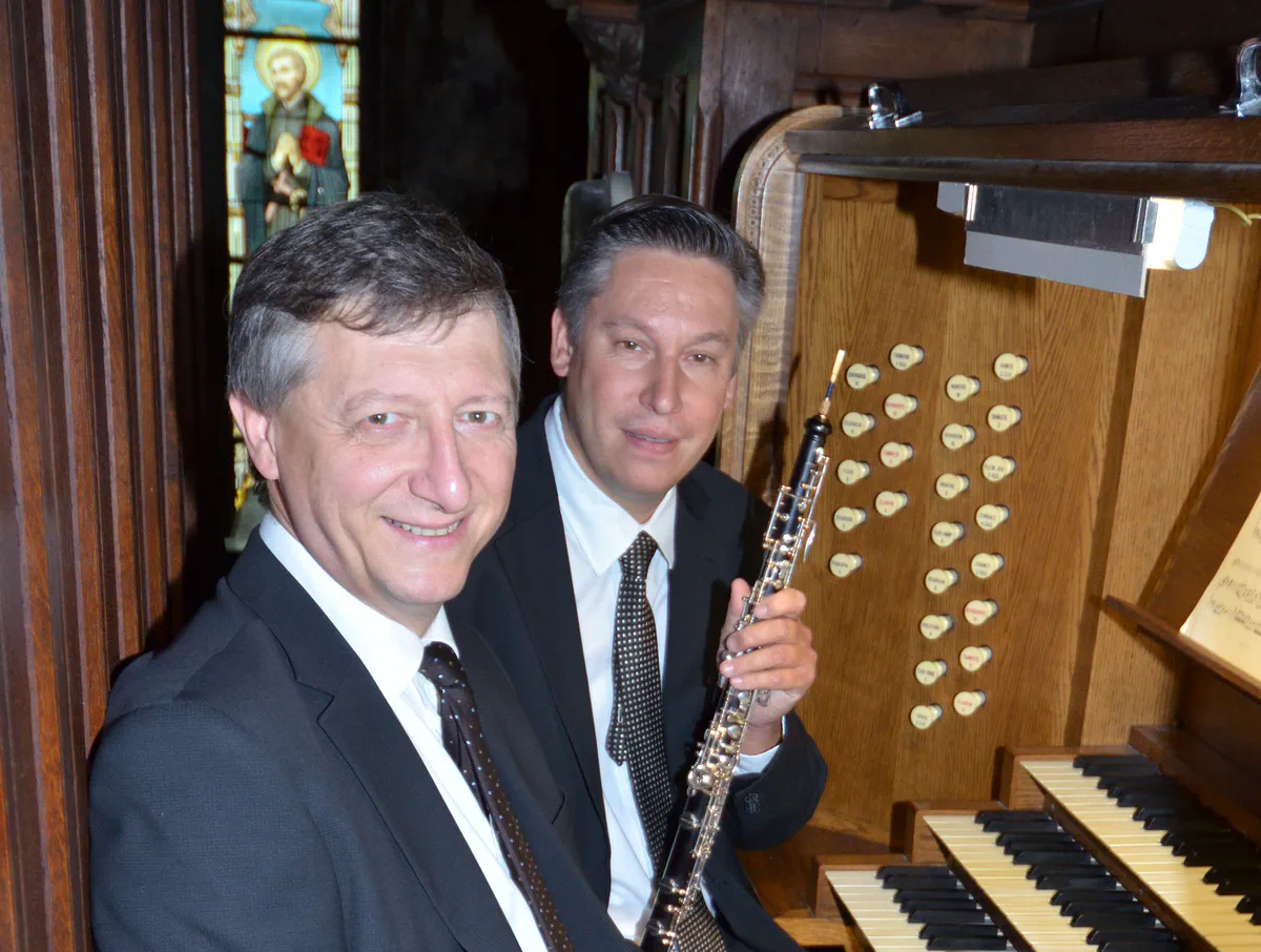 Jean-Philippe Mathieu et Dominique Breda posent en tenu de concert à la console de l'orgue